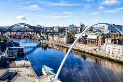 Una pittoresca veduta della città di Newcastle upon Tyne con il fiume attraversato dai ponti, Inghilterra.

