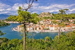 Una pittoresca veduta della città di Novigrad, Croazia: nonostante sia diventata un popolare luogo di villeggiatura nonché destinazione turistica, Novigrad mantiene ancora intatto ...