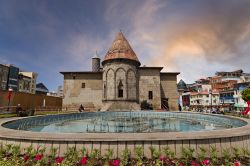 Una pittoresca veduta della Madrasa Yakutiye a Erzurum, Turchia. Si tratta di un'antica scuola di teologia islmanica con una bella fontana nel parco - © MehmetO / Shutterstock.com