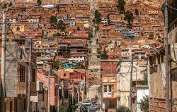 Una pittoresca veduta delle case sulle colline di Oruro, Bolivia.

