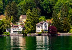 Una pittoresca veduta delle ville sul lago di Lucerna, Vitznau, Svizzera.
