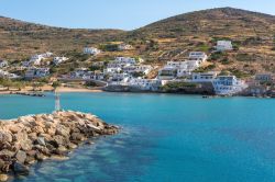 Una pittoresca veduta dell'isola di Sikinos, nel sud delle Cicladi, con il porto e la costa (Grecia).

