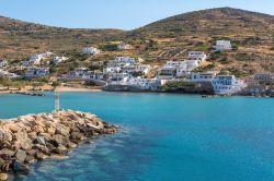 Una pittoresca veduta dell'isola di Sikinos, nel sud delle Cicladi, con il porto e la costa (Grecia).

