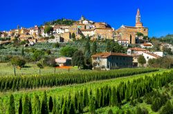 Una pittoresca veduta di Castiglion Fiorentino, provincia di Arezzo, Toscana. La cittadina sorge su un colle a 342 metri sul livello del mare, 17 km a sud-est di Arezzo. Il territorio si estende ...