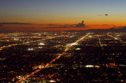 Una pittoresca veduta di Phoenix illuminata al calar del sole, Arizona (USA). Da sempre all'avanguardia architettonica, questa cittadina americana è ricca di parchi, zoo, aree naturali, ...