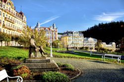 Una pittoresca veduta di piazza Goethe con la statua del poeta a Marianske Lazne (Marienbad), Repubblica Ceca.
