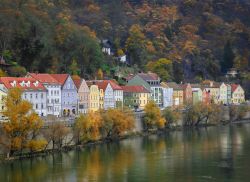 Una pittoresca veduta di una strada di Passau lungo il fiume Danubio, Germania, in autunno.


