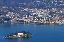 Una pittoresca veduta di Verbania dalla cima del Mottarone (1492 m.), Piemonte. Quella in primo piano è l'Isola Madre, la più grande dell'arcipelago delle Borromee sul ...