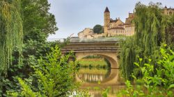Una pittoresca veduta estiva del ponte sul fiume Gers nella città di Auch, Guascogna, Francia.

