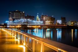 Una pittoresca veduta notturna del New Jersey (USA) dal Riverbank Park. Sullo sfondo, il ponte pedonale Jackson illuminato attraversa il fiume Passaic.


