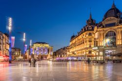 Una pittoresca veduta notturna della Piazza della Commedia a Montpellier, Francia. E' la più grande piazza aperta d'Europa - © Gordon Bell / Shutterstock.com