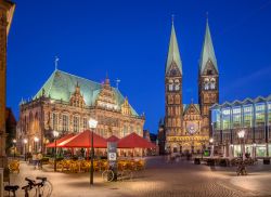 Una pittoresca veduta notturna di Piazza del Mercato nel centro di Brema, Germania. E' una delle più antiche piazze cittadine.

