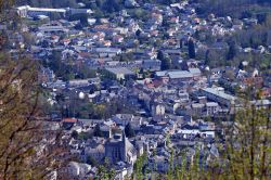 Una pittoresca veduta panoramica di Bagneres-de-Bigorre, villaggio dei Pirenei (Francia). Sorge all'ingresso della valle del Adour, ai piedi del Pic du Midi. E' una stazione termale ...