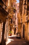 Una pittoresca viuzza del centro storico di Siracusa, isola di Ortigia, Sicilia.



