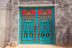 Una porta colorata decora la facciata di un edificio a Turpan, Cina. 

