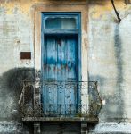 Una porta consunta nel centro storico di Oeiras in Portogallo - © / Shutterstock.com