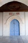 Una porta decorata e dipinta di azzurro nel borgo di Omodos, isola di Cipro.
