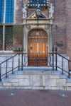 Una porta in legno decorata al Palazzo Municipale di Nijmegen, Olanda.

