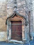 Una porta in legno nel pittoresco villaggio di Pezenas, sud della Francia - © Photoprofi30 / Shutterstock.com