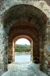 Una porta sul borgo medievale di Trequanda, Toscana: sullo sfondo, un pittoresco panorama naturale.



