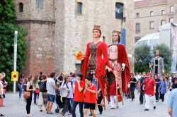 Una processione di "giganti" durante le celebrazioni de La Mercè in centro a Barcellona, la festa del 24 settembre - © Vladimir Koshkarov / Shutterstock.com