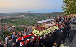 Una processione religiosa in strad con il Beato Antonio Franco a Santa Lucia del Mela Sicilia - © Gianmarco Amico / www.santaluciadelmelaturismo.it