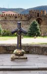 Una raffigurazione della croce di Santa Nino in centro a  Mtskheta in Georgia