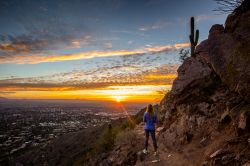 Una ragazza ammira il tramonto nei pressi di Phoenix, Arizona, USA. Situata nel sud ovest degli Stati Uniti, questa città è nota per il clima caldo e soleggiato tutto l'anno.



 ...