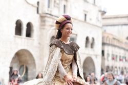 Una ragazza in costume durante la Quintana di Ascoli Piceno - © Peppinuzzo / Shutterstock.com