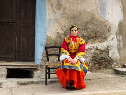 Una ragazza in costume tipico a Desulo, durante il Festival autunnale della Barbagia in Sardegna - © Maxvan23 / Shutterstock.com
