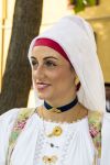 Una ragazza nel costume tradizionale delle donne di Serrenti in Sardegna
