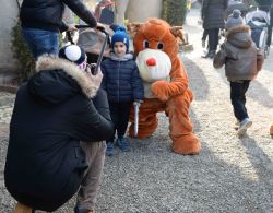 Una renna ai mercatini di Grazzano VIsconti con un bimbo - ©  Natale a Grazzano Visconti