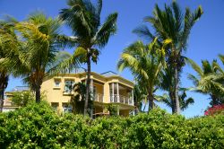 Residenza a Grand Baie, isola di Mauritius - Un bell'edificio residenziale a Grand Baie, località situata nella costa nord occidentale di Mauritius © Pack-Shot / Shutterstock.com ...