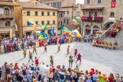Una rievocazione storica nel centro di Cortona in Toscana - © ValerioMei / Shutterstock.com