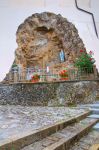 Una riproduzione della grotta di Lourdes fotografata durante una passeggiata nel borgo di Moliterno in Basilicata - © Mi.Ti. / Shutterstock.com