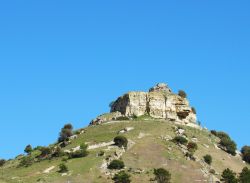 Una roccia che domina il paesaggio di Bonorva in Sardegna