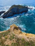 Una roccia vicina al litorale a Aljezur, Portogallo. Il paesaggio dell'Algarve fotografato in una sera d'estate.
