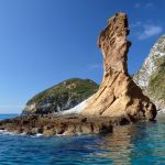 Una roccia vulcanica della costa di palmarola, isola dell'arcipelago delle Pontine nel Lazio