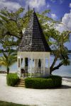 Una romantica pagoda per matrimoni sulla spiaggia di Negril, Giamaica. Per chi desidera sposarsi con i piedi nella sabbia e a due passi dall'oceano questa località della Giamaica ...