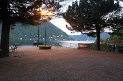 Una romantica veduta serale di Cernobbio, lago di Como, Lombardia.
