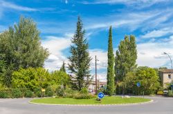 Una rotonda a L'Isle-sur-la-Sorgue. La città in passato fece parte del cosiddetto Comtat Venaissin, una regione storica della Francia dipendente dallo Stato Pontificio - foto © ...