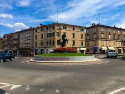 Una rotonda con cavallino rampante nel centro di Maranello in Emilia - © MRicart_Photography / Shutterstock.com