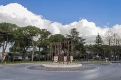 Una rotonda di Riccione, Emilia Romagna, adornata con maschere in ceramica.
