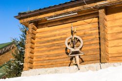 Una ruota che gira decora una casa in legno a Bukovel, Ucraina.

