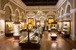 Una sala all'interno del National Museum di Colombo, Sri Lanka. Inaugurato nel 1877, questo spazio museale è uno dei due presenti nella capitale dello Sri Lanka e il più grande ...