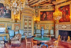 Una sala del castello di Fontainebleau (Francia): il salone Luigi XIII° con gli arredi dell'epoca - © V_E / Shutterstock.com