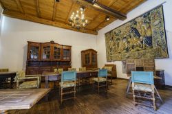 Una sala del forte di Vianden, Lussemburgo. Mobili e oggetti d'epoca arredano questo antico castello più volte rimaneggiato. Al suo interno si possono ammirare mostre di armi antiche ...