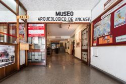 Una sala del Museo Archeologico di Ancash a Huaraz, Perù. Si possono ammirare statue e monili antichi che raccontano la storia e le origini di questo territorio - © saiko3p / Shutterstock.com ...