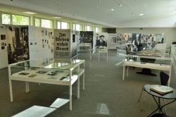 Una sala del museo di Erich Maria Remarque Friedenszentrum a Osnabruck, Germania. Mobili e teche espongono fotografie, scritti e altri cimeli della vita e delle opere del famoso scrittore autore ...