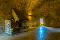 Una sala del vecchio forte di Saint André a Villeneuve-les-Avignon (Francia) - © trabantos / Shutterstock.com